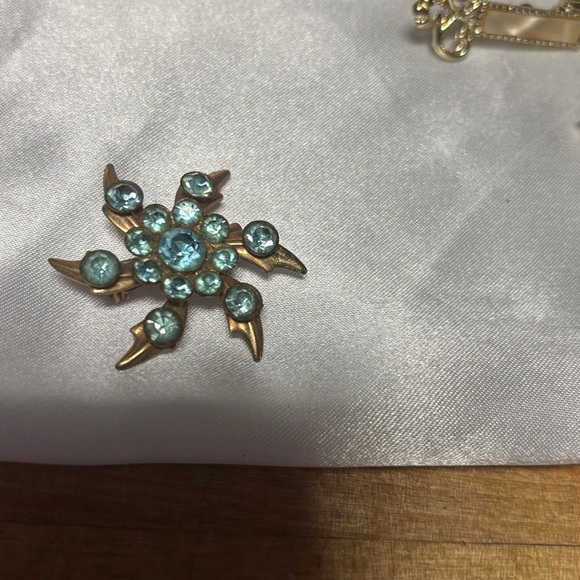Elegant Brooch Set with Blue and Gold Accents - Picture 2 of 3